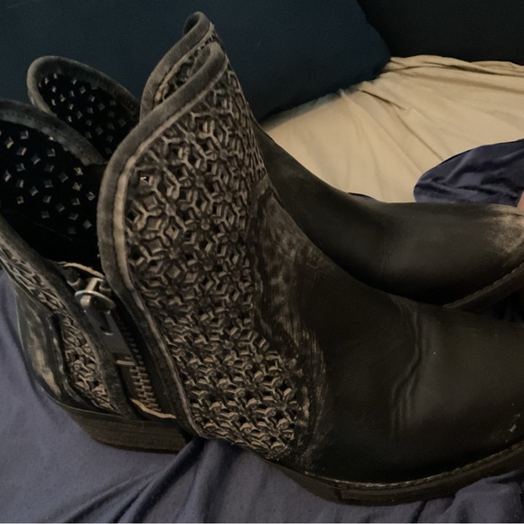 Worn once size 9.  Zippers on both sides has the worn out look. Paid 165.00 - Picture 2 of 5